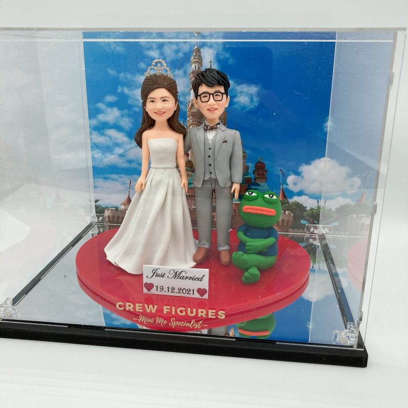 【訂製結婚人像公仔】城堡背景板浪漫婚禮造型禮物 / Pepe青蛙特色結婚周年紀念禮物精選 / 新人客製化公仔模型 / Wedding Couple Custom Figurine
