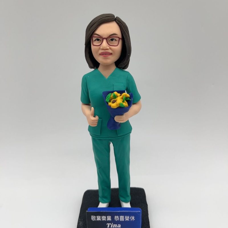 【醫護人員人像公仔】訂製真人手術服護士連向日葵花束與榮休銘牌擺設 Medical Staff Figurine