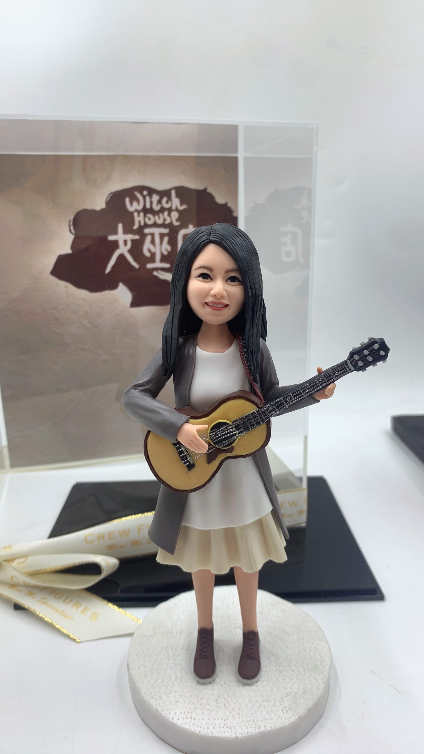 香港唱片歌手、文青創作歌手【黃妍 Cath Wong 彈吉他造型人像公仔】女巫店音樂紀念品 / 客製化真人公仔訂造 Singer Cath Wong Custom Figurine - Image 2
