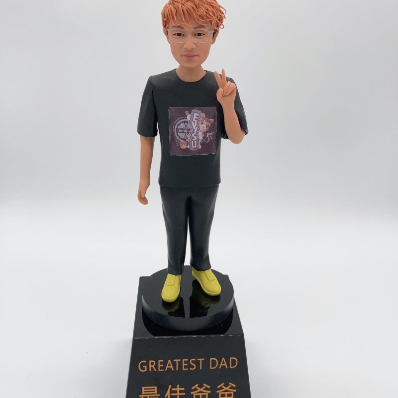 【GREATEST DAD 最佳爸爸 · 父親節人形獎盃】客製化父親節禮物與人像公仔 Trophy Figurine
