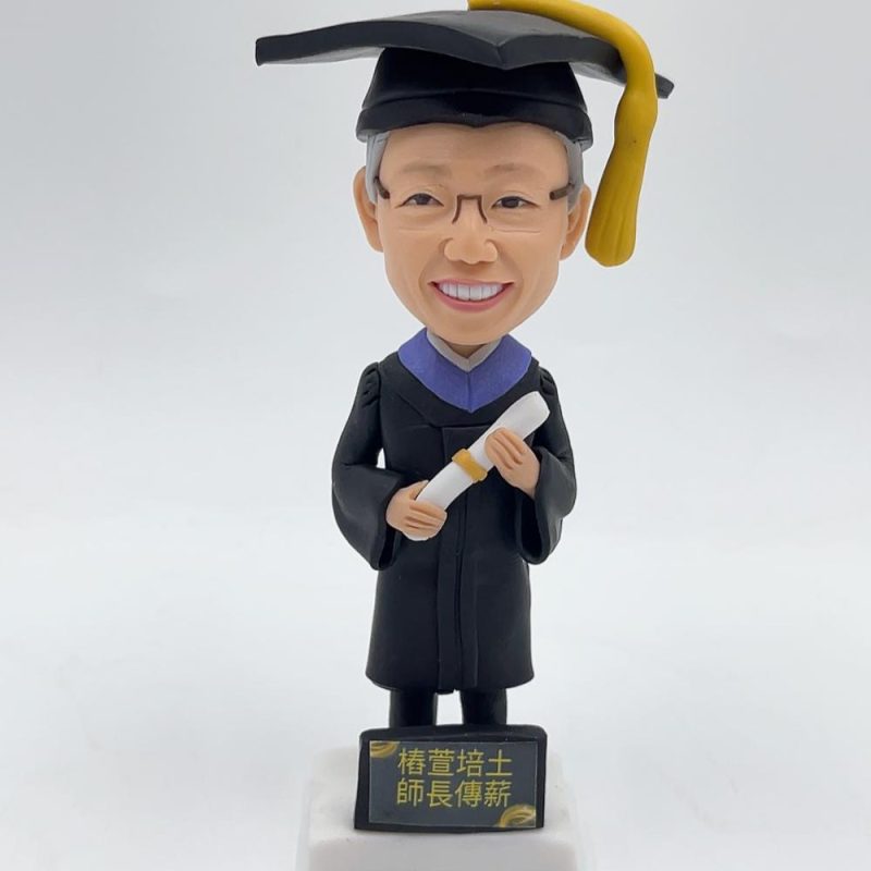 博士畢業紀念人像公仔訂造・學術成就人像禮物推薦【博士袍與四方帽造型人像公仔】香港大學畢業生 / 教授博士慶典紀念品 / 畢業典禮送禮 PhD Graduation Custom Figurine