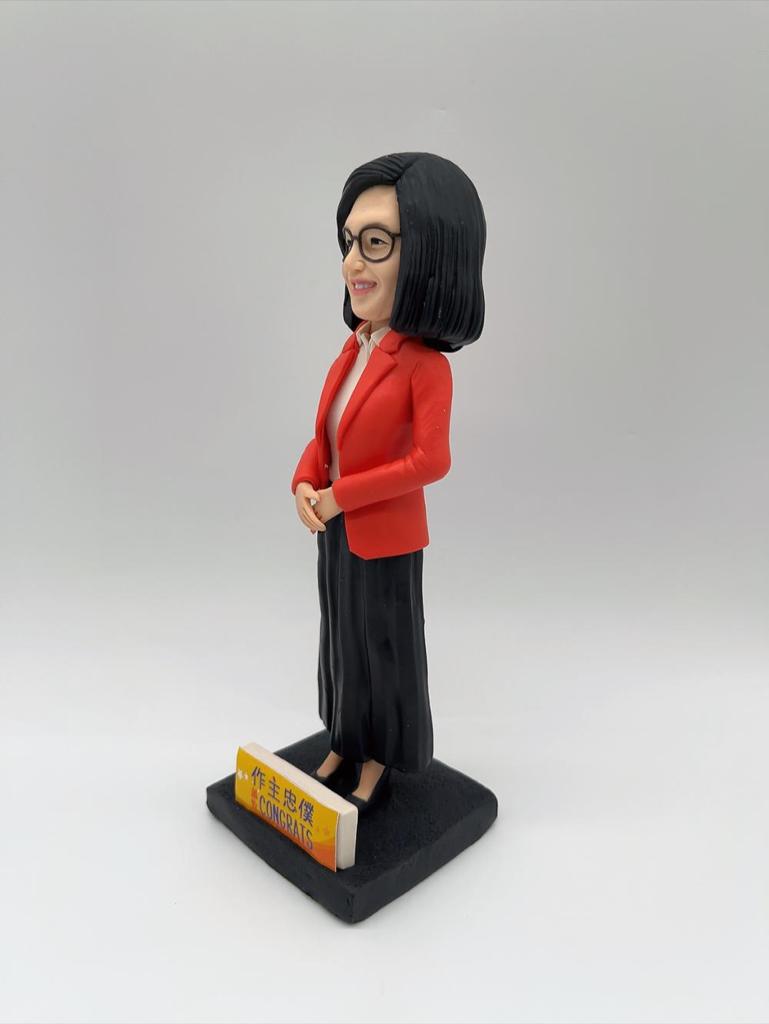 【教堂佈景人像公仔】紅西裝女士致告別禮物連透明展示盒擺設 Church Scene Figurine - Image 3