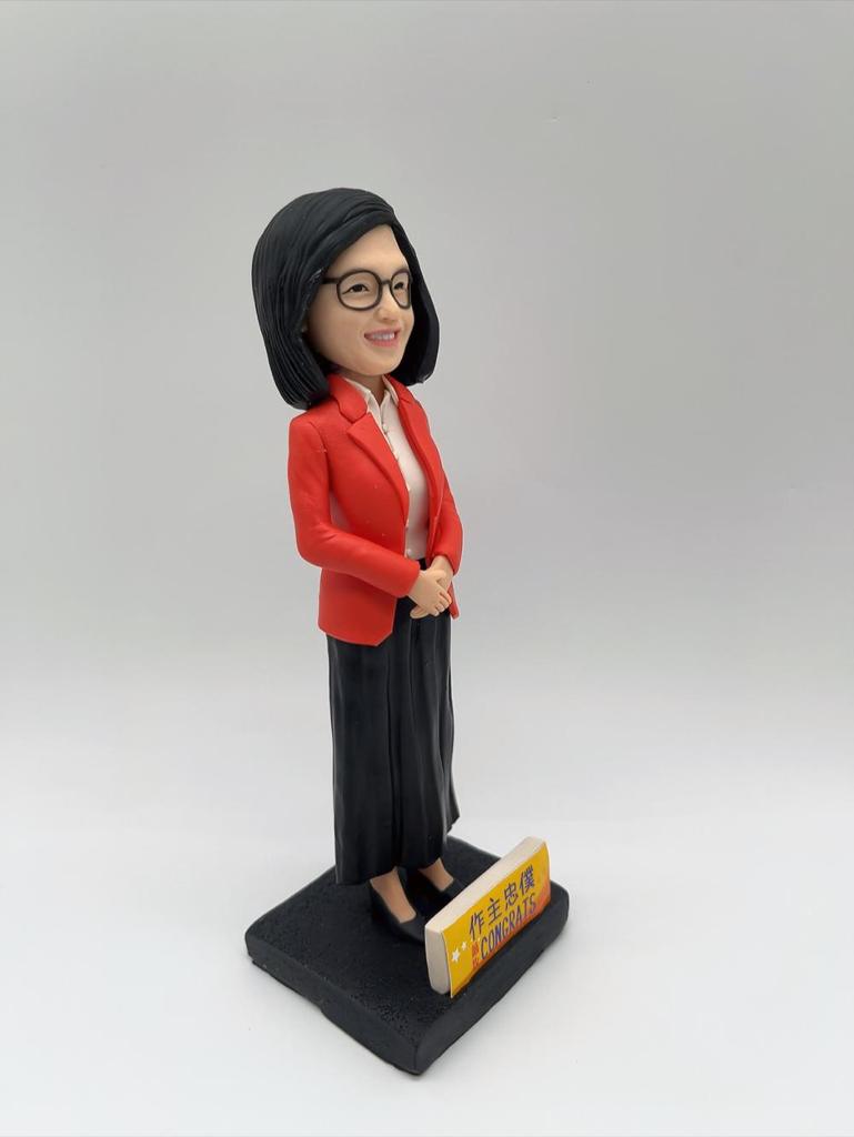 【教堂佈景人像公仔】紅西裝女士致告別禮物連透明展示盒擺設 Church Scene Figurine - Image 4