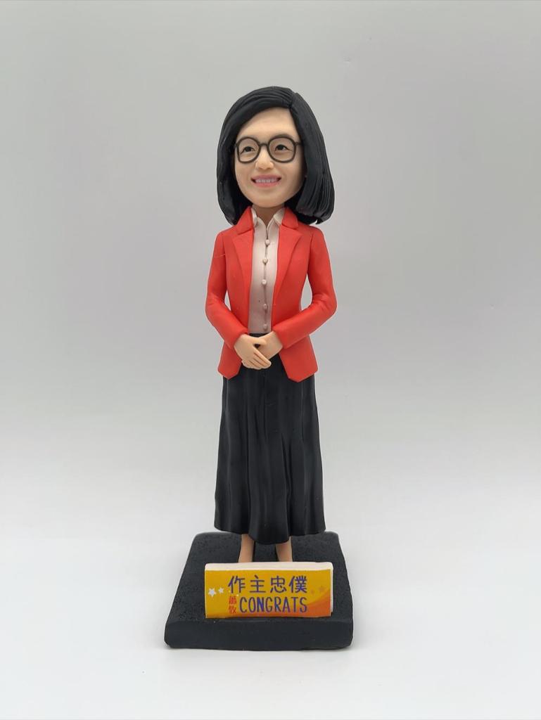 【教堂佈景人像公仔】紅西裝女士致告別禮物連透明展示盒擺設 Church Scene Figurine - Image 5