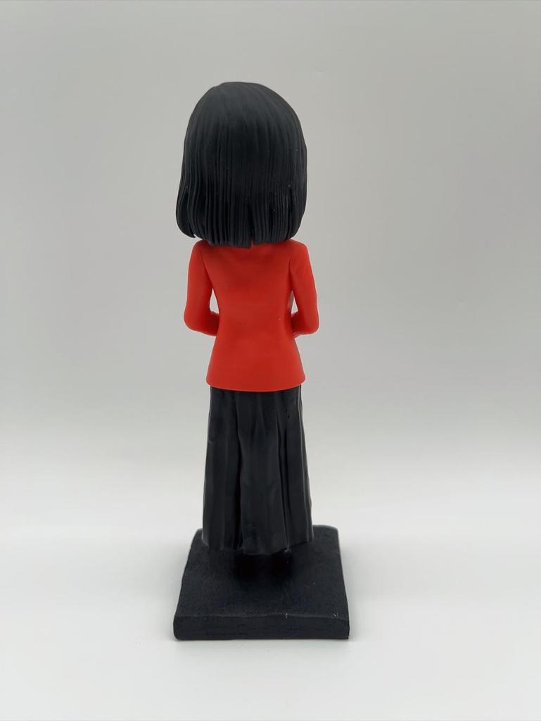 【教堂佈景人像公仔】紅西裝女士致告別禮物連透明展示盒擺設 Church Scene Figurine - Image 2