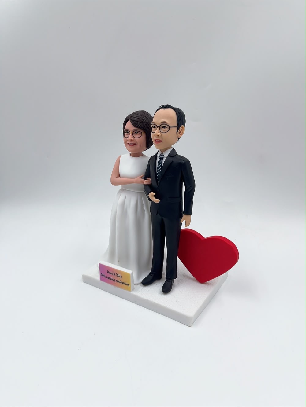 10週年結婚紀念情侶人像公仔、優雅白裙禮服與商務西裝造型客製化公仔【浪漫紅心裝飾與專屬紀念銘牌擺設】10th Wedding Anniversary Couple Figurine - Image 2