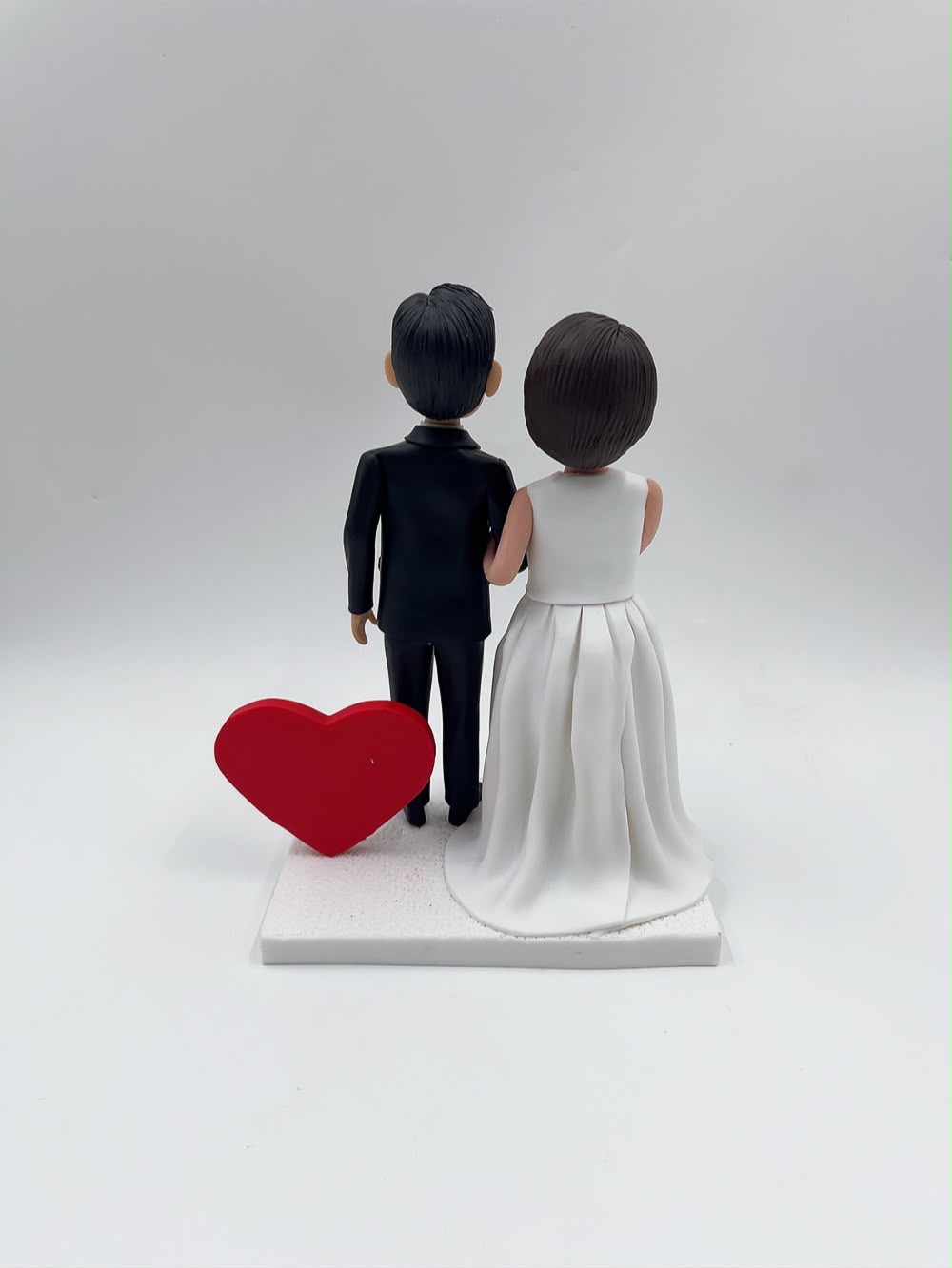 10週年結婚紀念情侶人像公仔、優雅白裙禮服與商務西裝造型客製化公仔【浪漫紅心裝飾與專屬紀念銘牌擺設】10th Wedding Anniversary Couple Figurine - Image 3