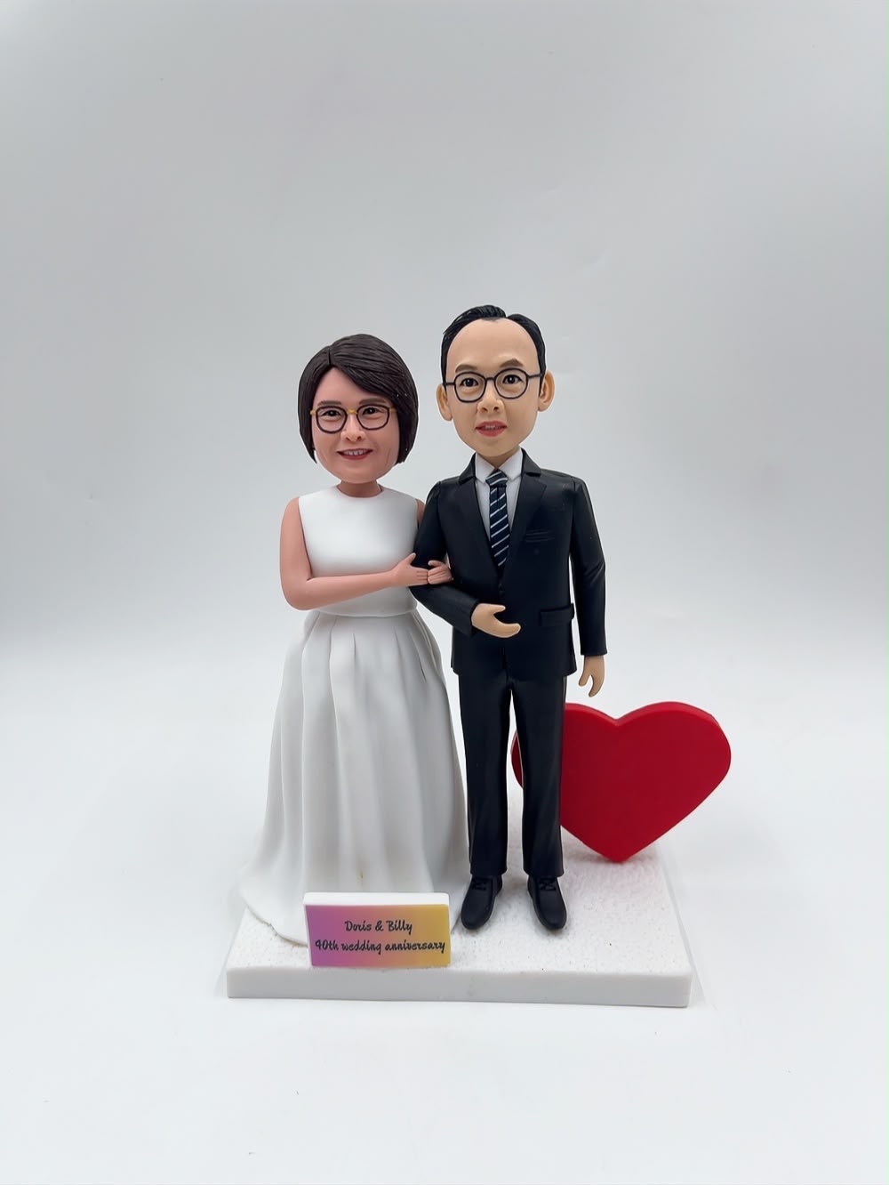 10週年結婚紀念情侶人像公仔、優雅白裙禮服與商務西裝造型客製化公仔【浪漫紅心裝飾與專屬紀念銘牌擺設】10th Wedding Anniversary Couple Figurine