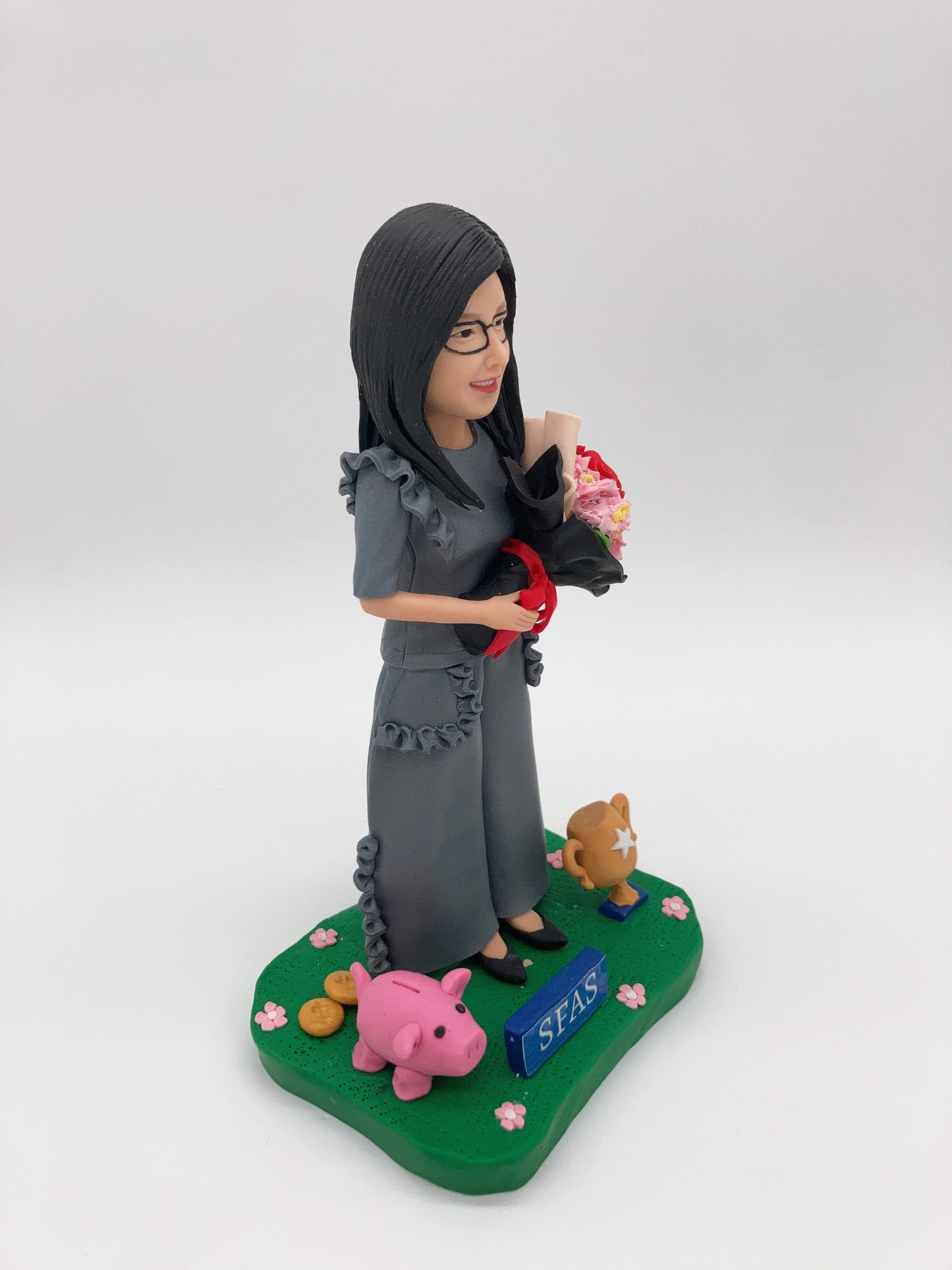 【老師人像公仔】訂製真人教師公仔連感謝花束與紀念獎盃擺設 Teacher Figurine - Image 2