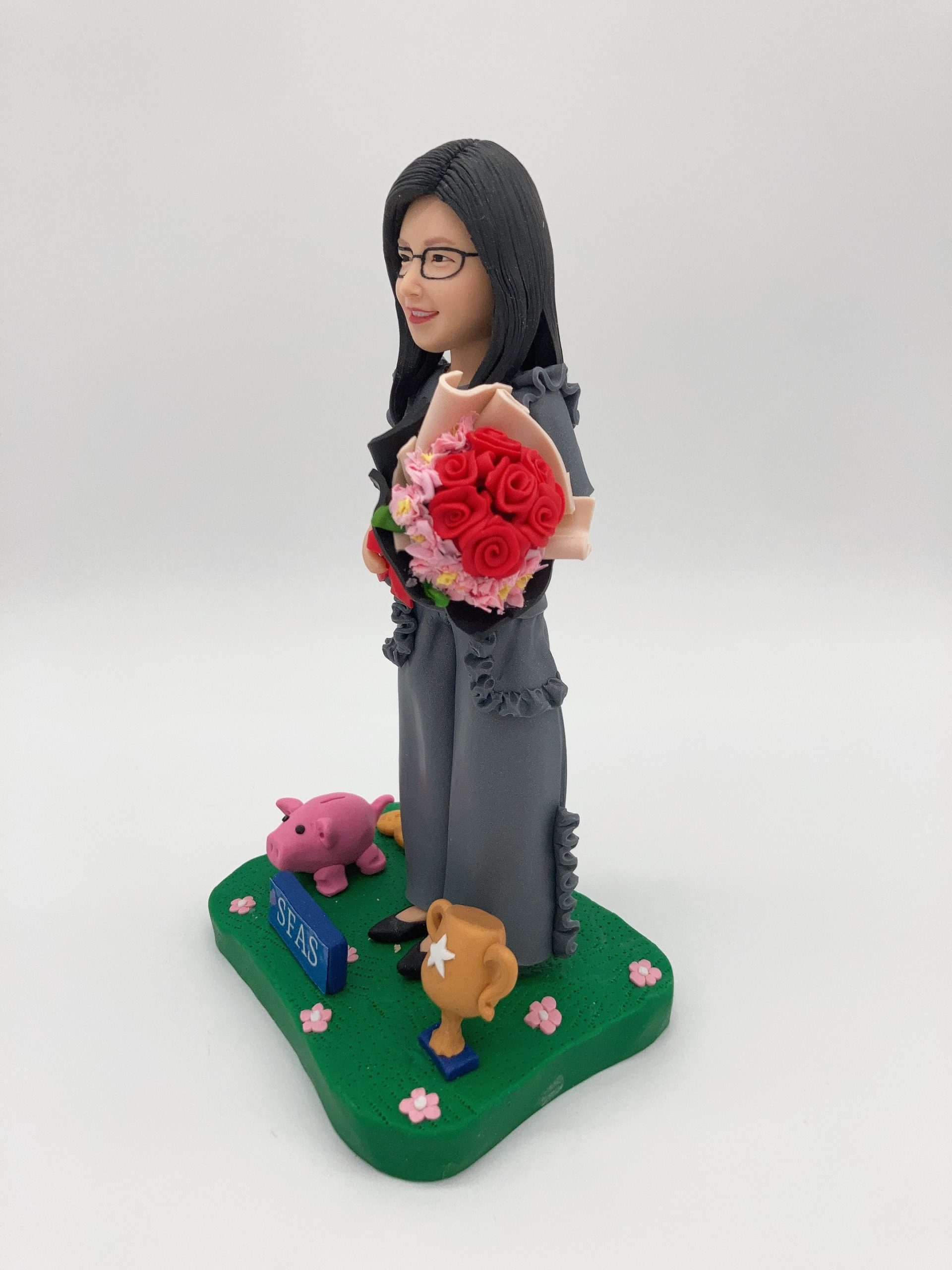 【老師人像公仔】訂製真人教師公仔連感謝花束與紀念獎盃擺設 Teacher Figurine - Image 5