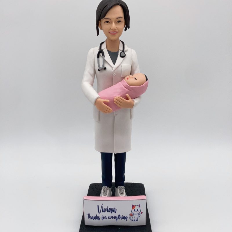 【婦產科醫生人像公仔】訂製真人女醫生連初生嬰兒與感謝銘牌擺設 Obstetrician Figurine