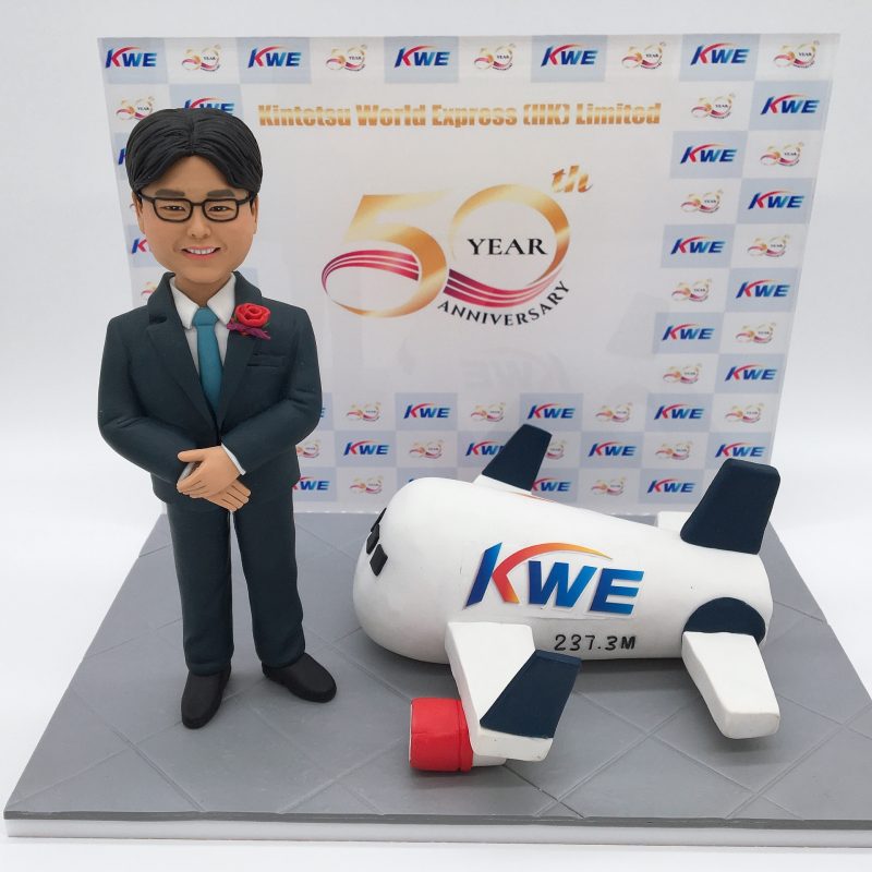 【KWE 50週年紀念人像公仔】近鐵運通 50th Anniversary 高清背景板造型禮物 / 企業週年客製化公仔 / KWE Anniversary Figurine