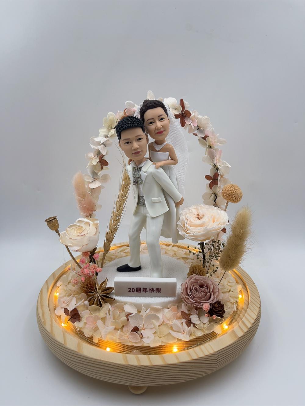 結婚 20 週年紀念公仔訂造・浪漫夫妻人像禮物推薦【新郎新娘白紗造型人像公仔與永生花拱門擺設】香港瓷婚紀念品 / 結婚周年禮物 Wedding Anniversary Custom Figurine - Image 2