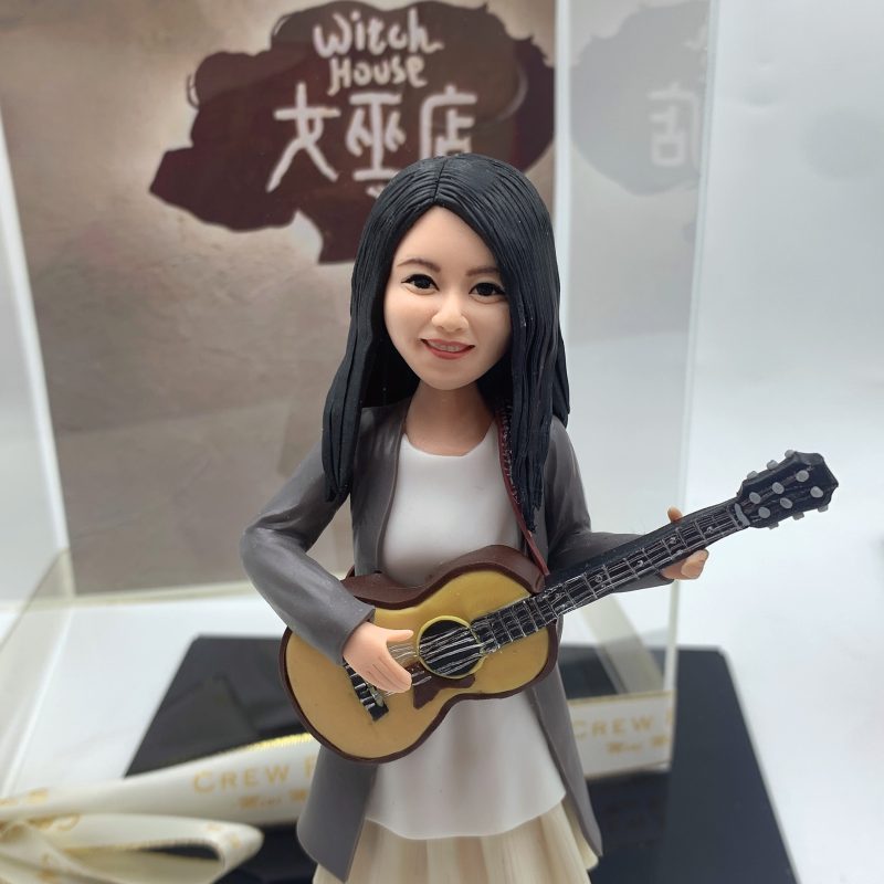 香港唱片歌手、文青創作歌手【黃妍 Cath Wong 彈吉他造型人像公仔】女巫店音樂紀念品 / 客製化真人公仔訂造 Singer Cath Wong Custom Figurine