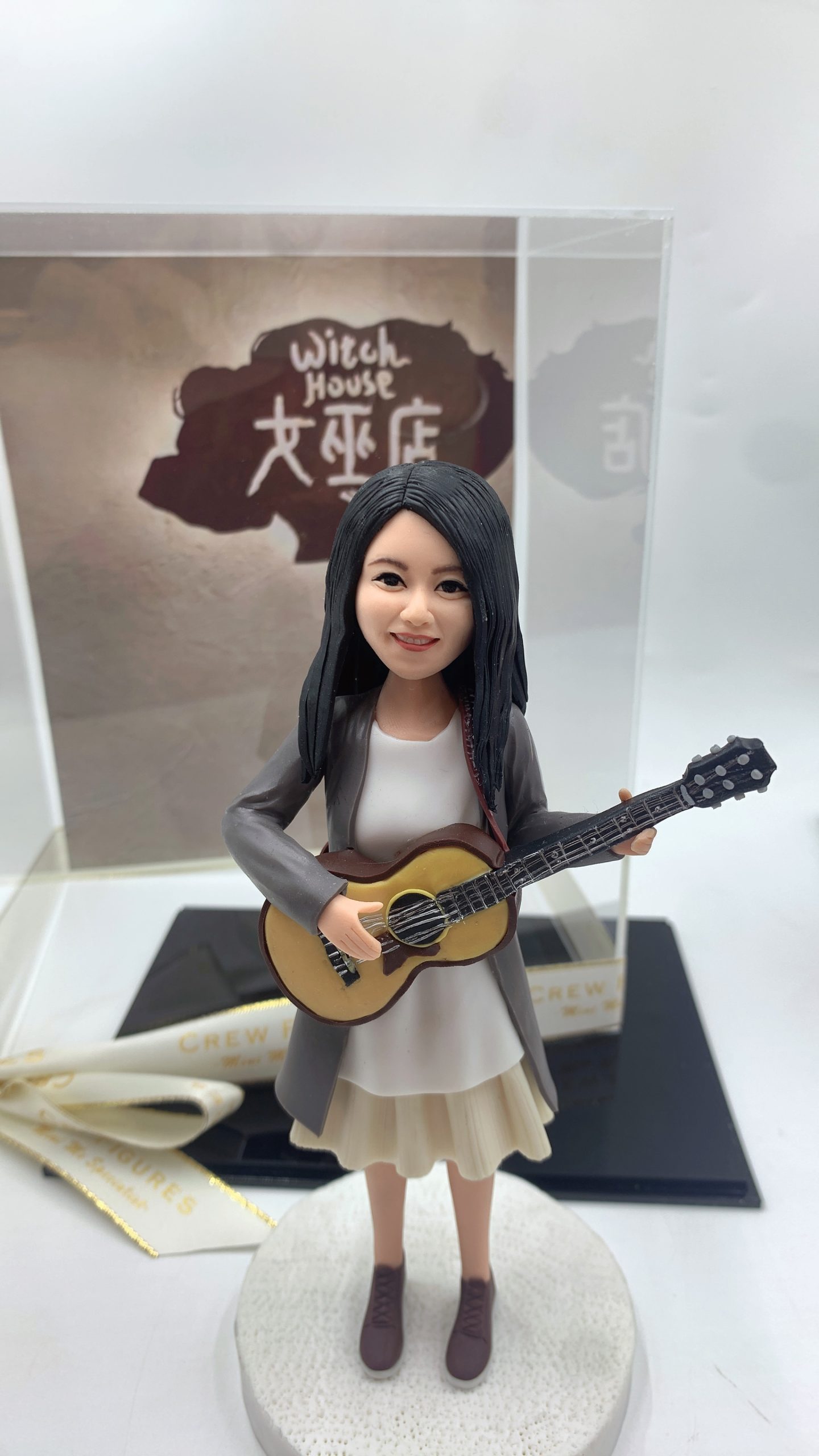 香港唱片歌手、文青創作歌手【黃妍 Cath Wong 彈吉他造型人像公仔】女巫店音樂紀念品 / 客製化真人公仔訂造 Singer Cath Wong Custom Figurine