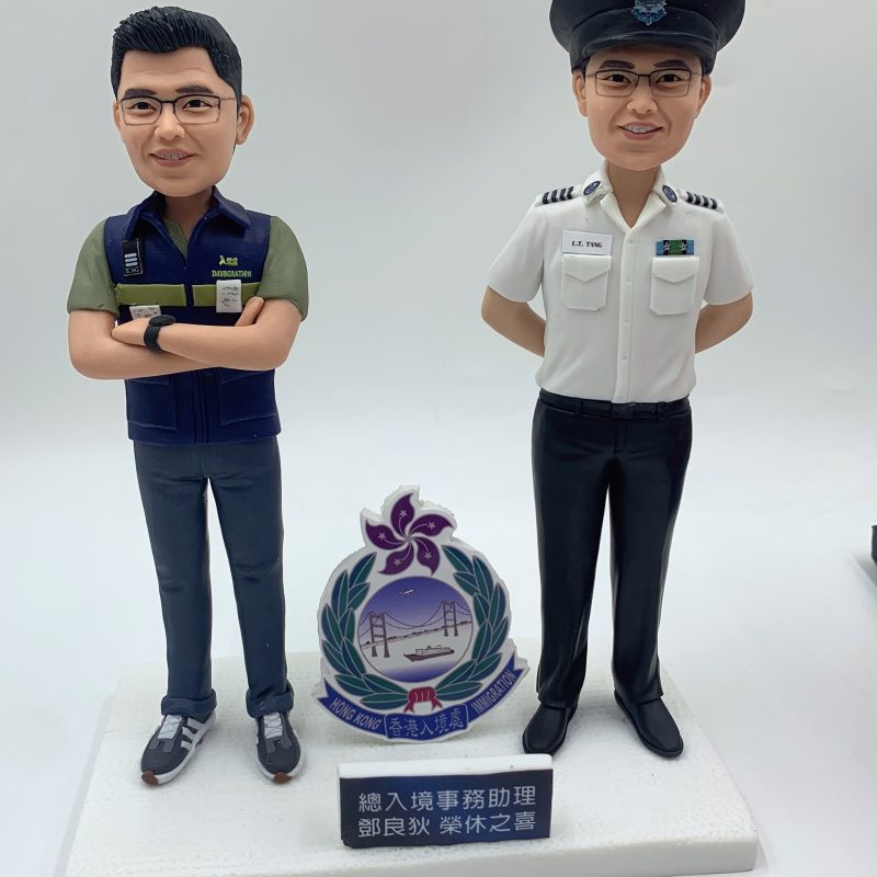 入境處公仔訂造・榮休禮物推薦【總入境事務助理 雙造型人像公仔擺設】香港入境處榮休紀念品 / 紀律部隊退休送禮 Immigration Department Custom Figurine