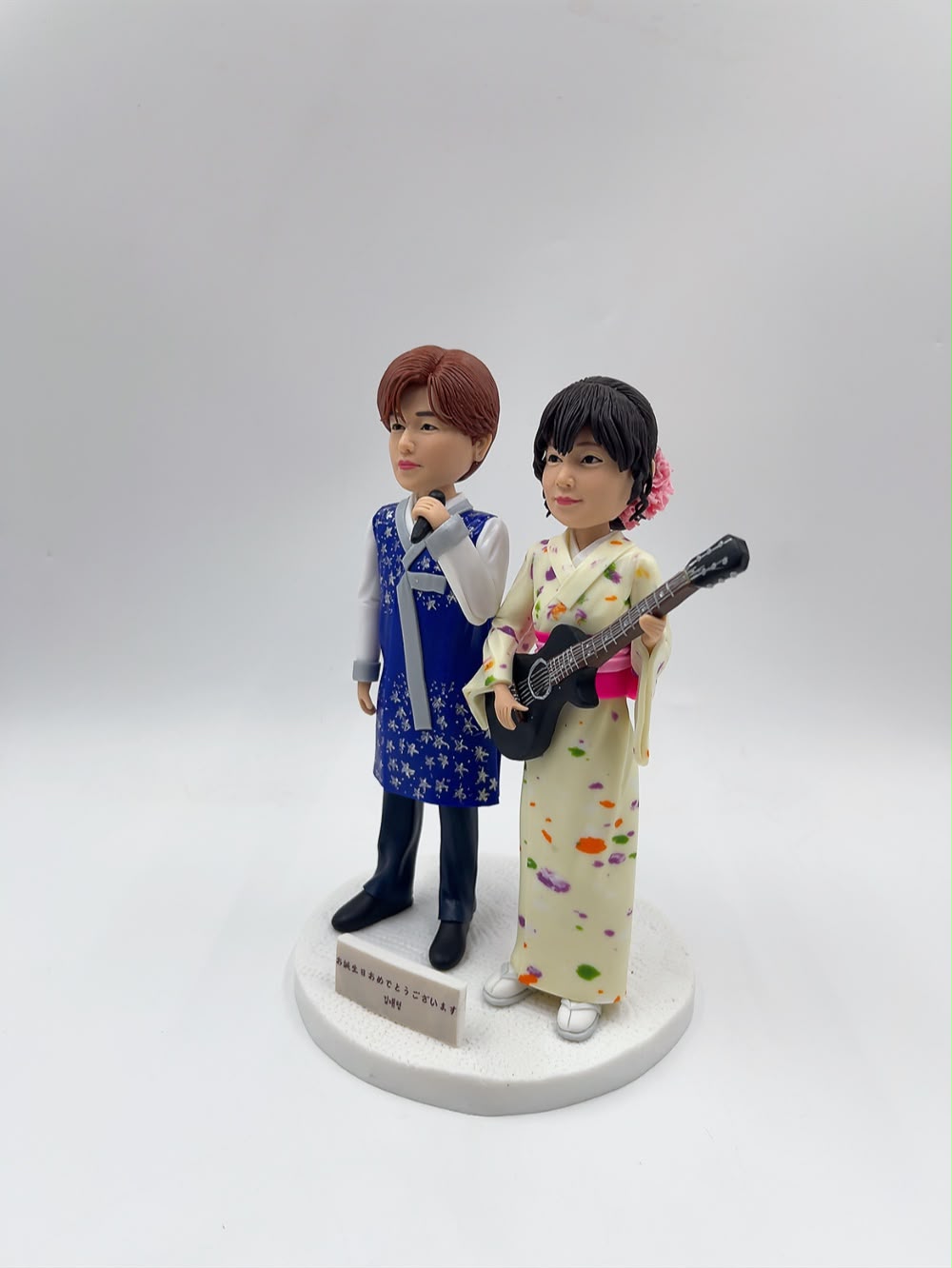 多元文化搖滾樂隊雙人人像公仔、韓服和服與搖滾皮衣造型客製化公仔【日韓傳統服飾及搖滾吉他雙風格擺設】Multicultural Rock Band Custom Figurine - Image 6