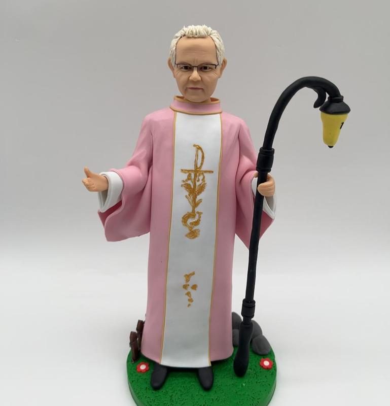 【牧師人像公仔】手持牧杖與路燈造型訂製真人公仔 Pastor Figurine