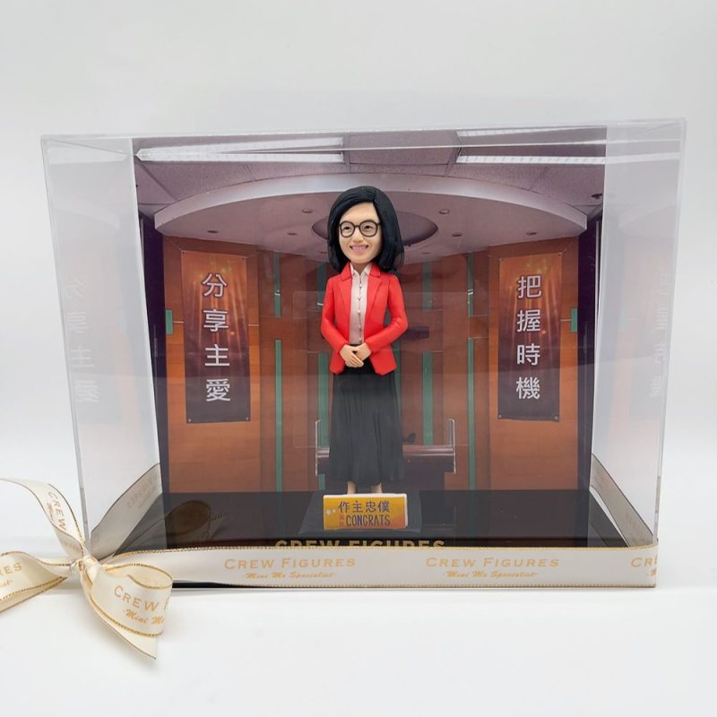 【教堂佈景人像公仔】紅西裝女士致告別禮物連透明展示盒擺設 Church Scene Figurine