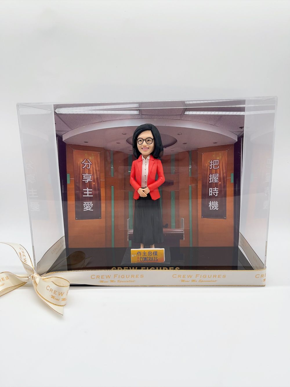 【教堂佈景人像公仔】紅西裝女士致告別禮物連透明展示盒擺設 Church Scene Figurine