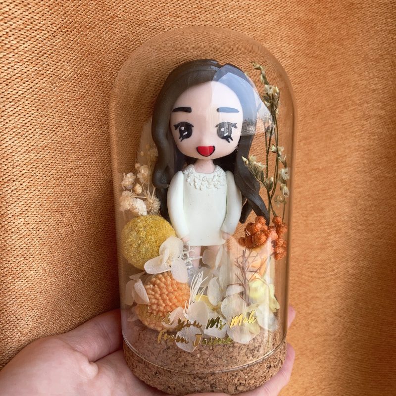 【Mini 花樽人像公仔】訂製迷你永生花玻璃罩連刻字玻璃瓶與乾花擺設 Mini Floral Dome Figurine