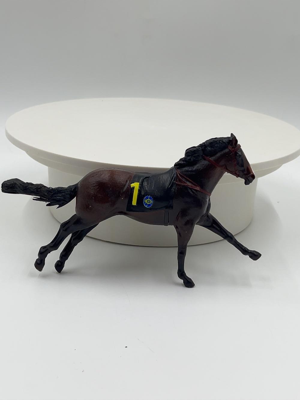 香港賽馬會拉頭馬紀念公仔訂造・3D打印公仔 賽馬禮物推薦【三駿馬模型與「1、5、6」號馬匹布・透明防塵展示盒擺設】香港賽馬紀念品 / 拉頭馬慶功禮物 HKJC Winning Horse Custom Figurine - Image 4