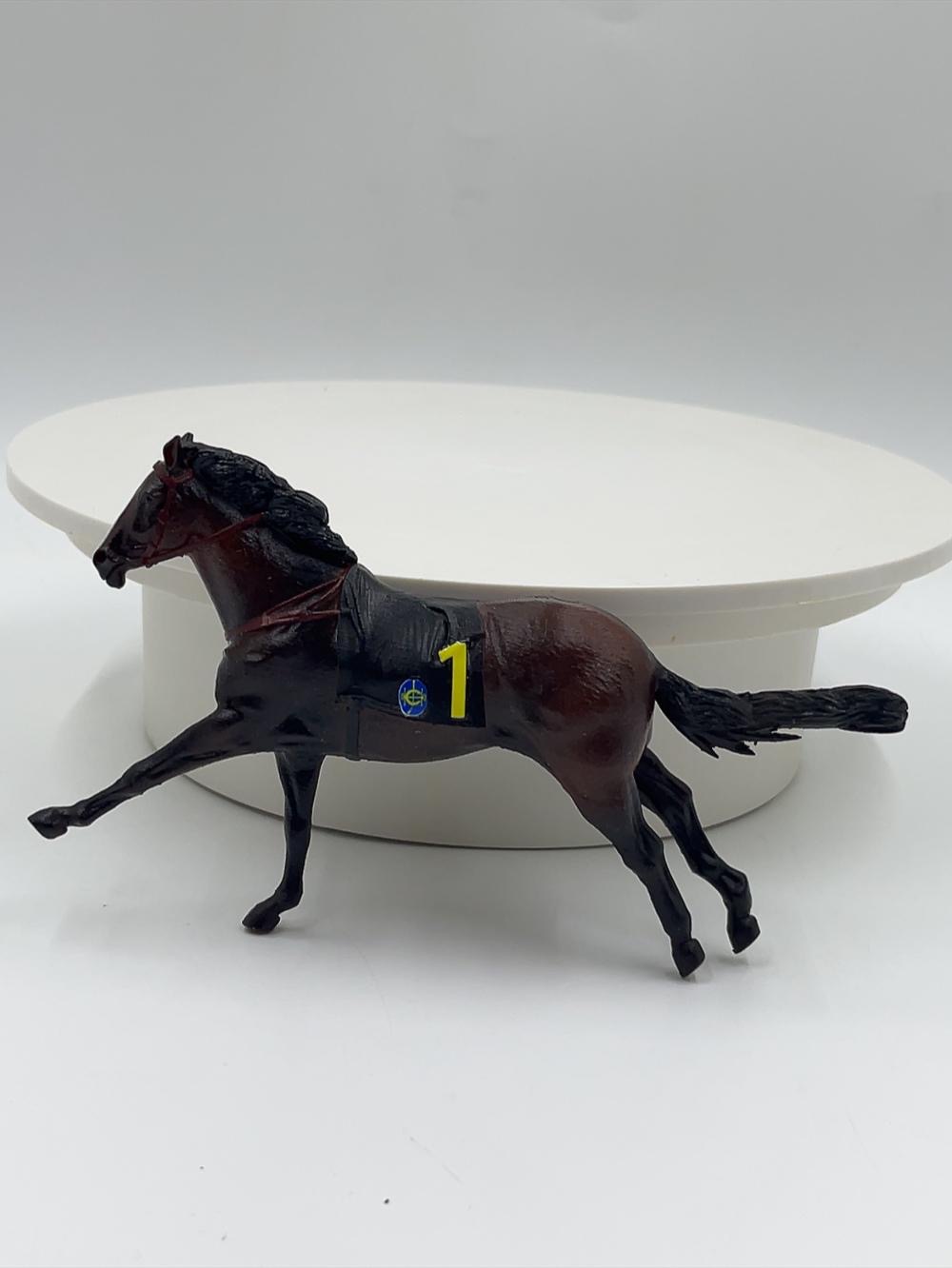 香港賽馬會拉頭馬紀念公仔訂造・3D打印公仔 賽馬禮物推薦【三駿馬模型與「1、5、6」號馬匹布・透明防塵展示盒擺設】香港賽馬紀念品 / 拉頭馬慶功禮物 HKJC Winning Horse Custom Figurine - Image 3