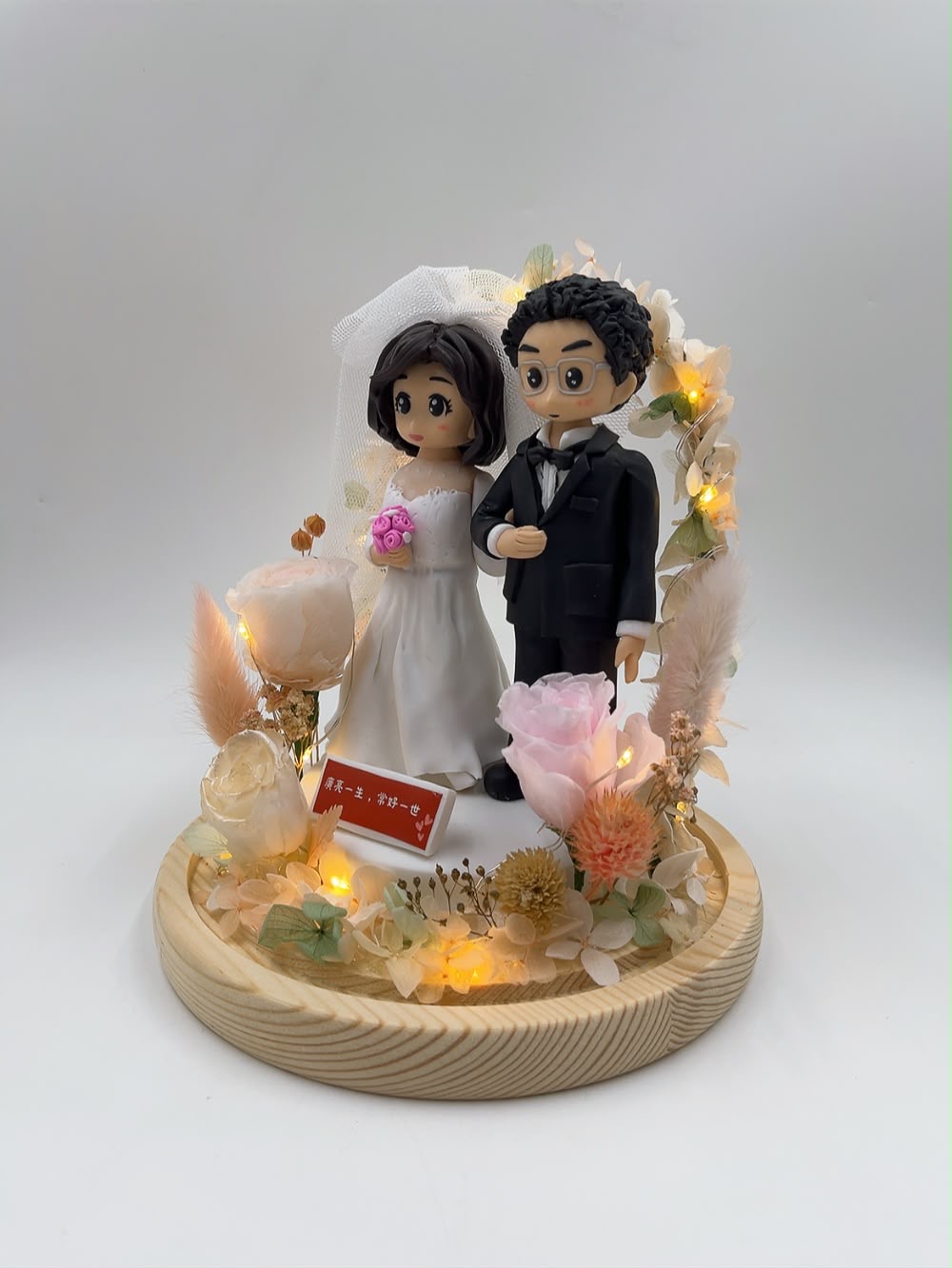 浪漫婚禮永生花LED燈罩人形公仔、新郎新娘客製化人像公仔【「願來一生,常好一世」專屬銘牌與夢幻花藝燈飾】Wedding Couple Preserved Flower LED Custom Figurine - Image 3