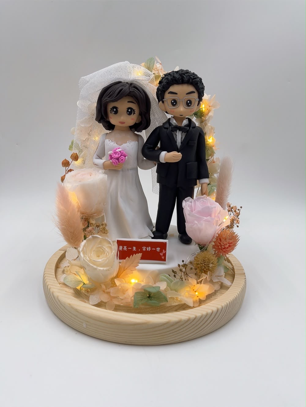 浪漫婚禮永生花LED燈罩人形公仔、新郎新娘客製化人像公仔【「願來一生,常好一世」專屬銘牌與夢幻花藝燈飾】Wedding Couple Preserved Flower LED Custom Figurine - Image 4
