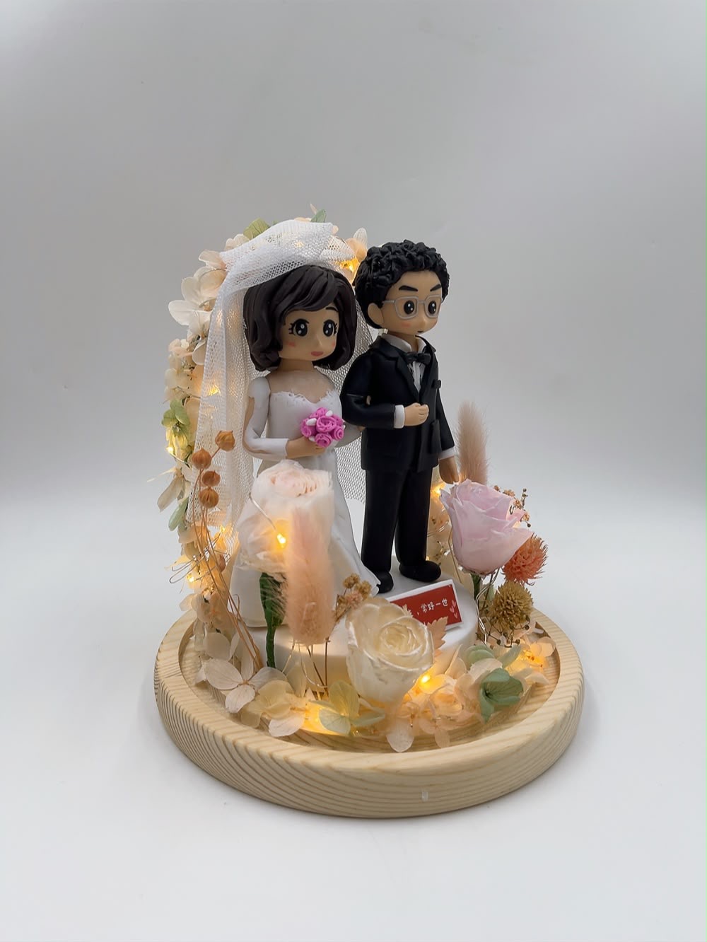 浪漫婚禮永生花LED燈罩人形公仔、新郎新娘客製化人像公仔【「願來一生,常好一世」專屬銘牌與夢幻花藝燈飾】Wedding Couple Preserved Flower LED Custom Figurine - Image 2