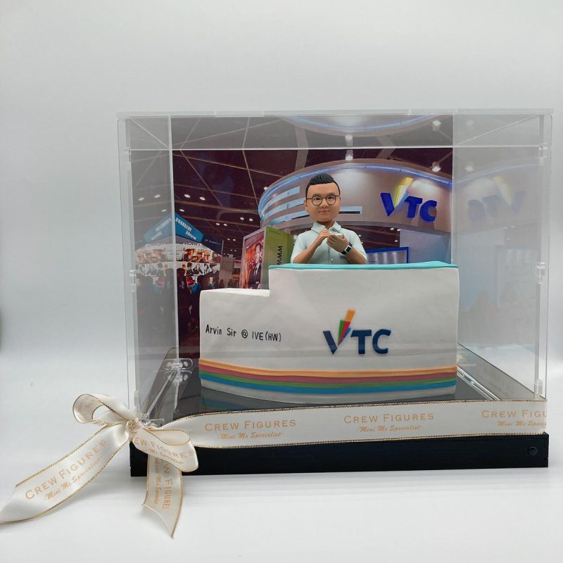 【教育工作者人像公仔】VTC背景板櫃台造型禮物 / 老師導師榮休離職禮物精選 / 校園教育界客製化紀念公仔 / Educator Custom Figurine
