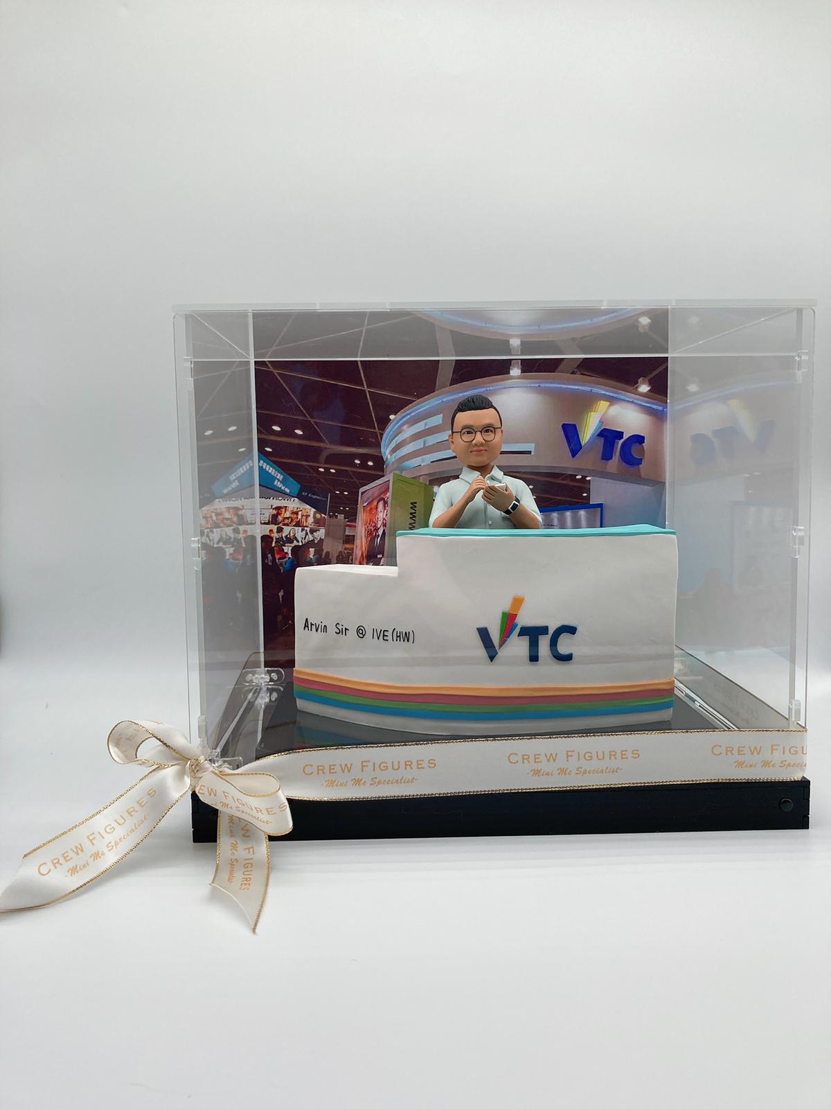 【教育工作者人像公仔】VTC背景板櫃台造型禮物 / 老師導師榮休離職禮物精選 / 校園教育界客製化紀念公仔 / Educator Custom Figurine
