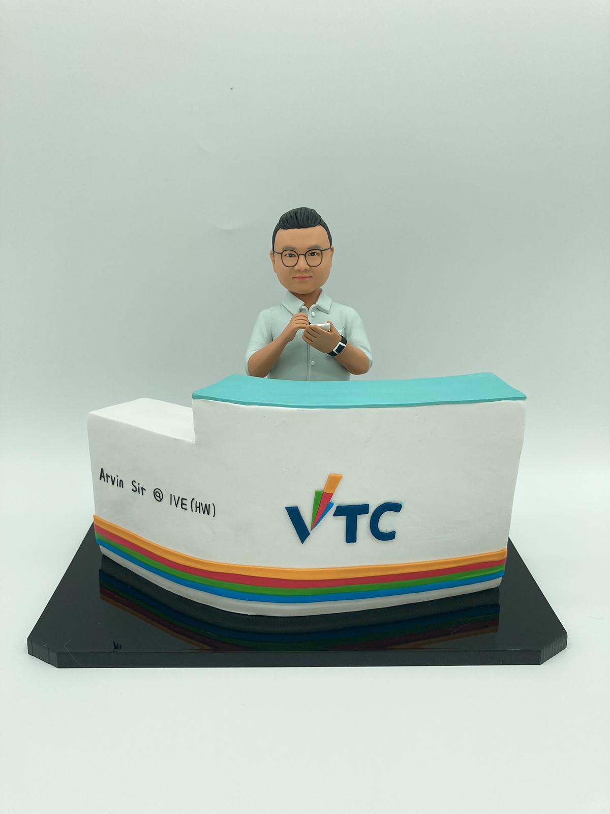 【教育工作者人像公仔】VTC背景板櫃台造型禮物 / 老師導師榮休離職禮物精選 / 校園教育界客製化紀念公仔 / Educator Custom Figurine - Image 2