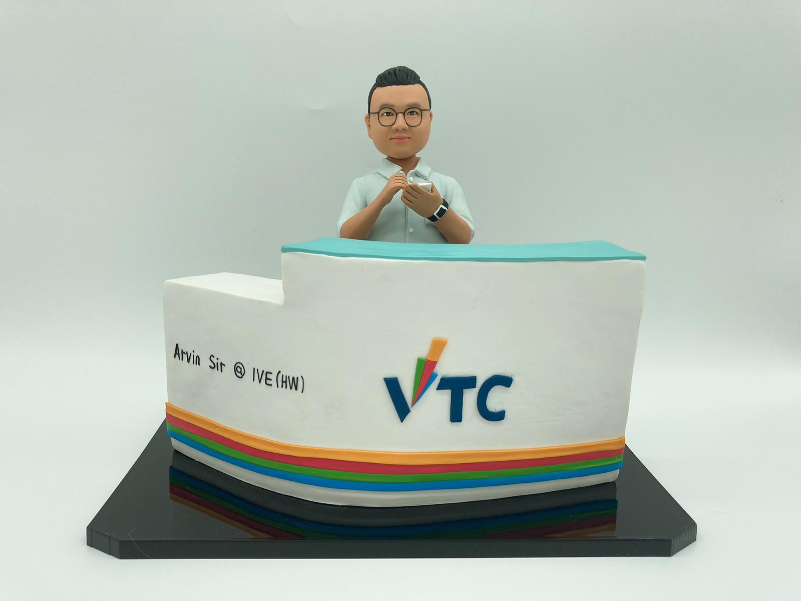 【教育工作者人像公仔】VTC背景板櫃台造型禮物 / 老師導師榮休離職禮物精選 / 校園教育界客製化紀念公仔 / Educator Custom Figurine - Image 4