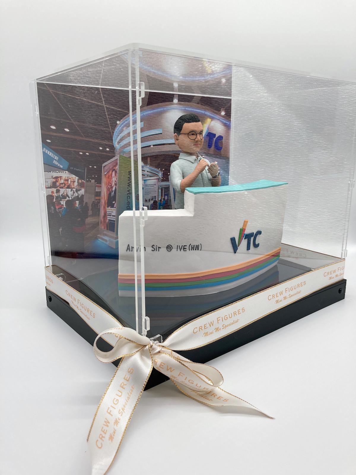 【教育工作者人像公仔】VTC背景板櫃台造型禮物 / 老師導師榮休離職禮物精選 / 校園教育界客製化紀念公仔 / Educator Custom Figurine - Image 6