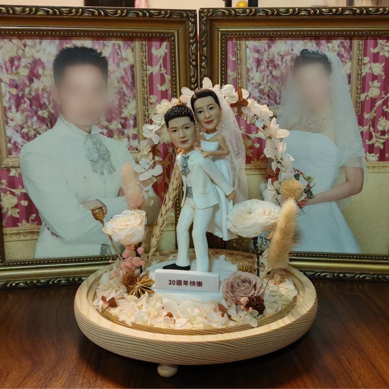結婚 20 週年紀念公仔訂造・浪漫夫妻人像禮物推薦【新郎新娘白紗造型人像公仔與永生花拱門擺設】香港瓷婚紀念品 / 結婚周年禮物 Wedding Anniversary Custom Figurine
