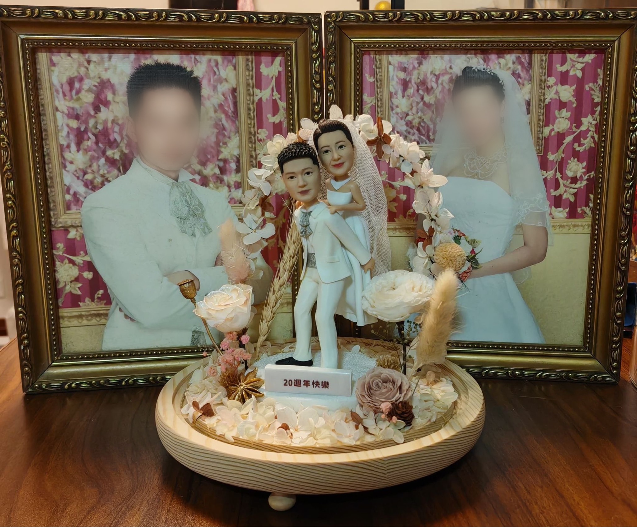 結婚 20 週年紀念公仔訂造・浪漫夫妻人像禮物推薦【新郎新娘白紗造型人像公仔與永生花拱門擺設】香港瓷婚紀念品 / 結婚周年禮物 Wedding Anniversary Custom Figurine