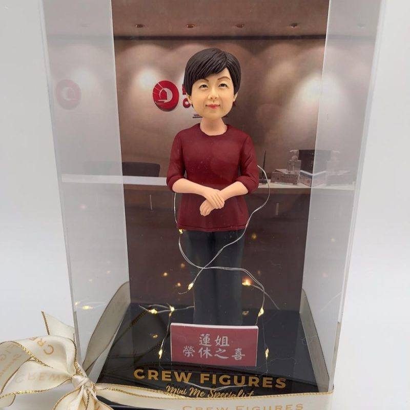 OCBC華僑銀行辦公室背景與專屬銘牌榮休人像公仔【華僑銀行辦公室背景與燈飾展示盒榮休人像公仔】OCBC Bank Office Background and Retirement Display Figurine
