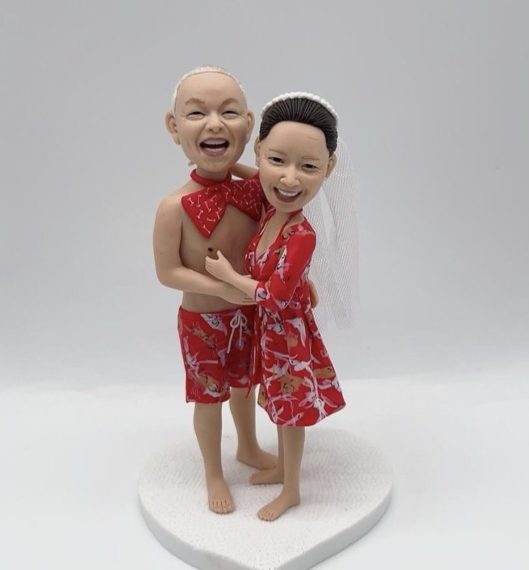 海灘度假情侶人像公仔、搞怪泳衣新婚人像擺設【紅底白花渡假泳裝與浪漫頭紗雙人紀念人像公仔】Beach Resort Couple Figurine