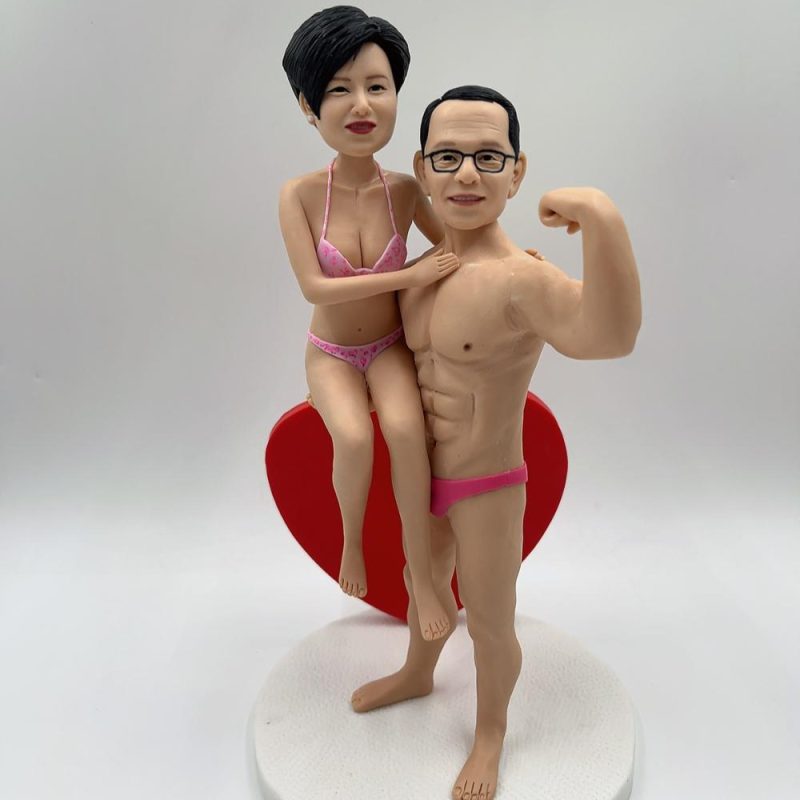 肌肉猛男與比堅尼情侶人像公仔、搞怪健身新婚人像擺設【粉紅泳衣健碩肌肉男與心形背景雙人紀念人像公仔】Muscular Bodybuilder and Bikini Couple Figurine