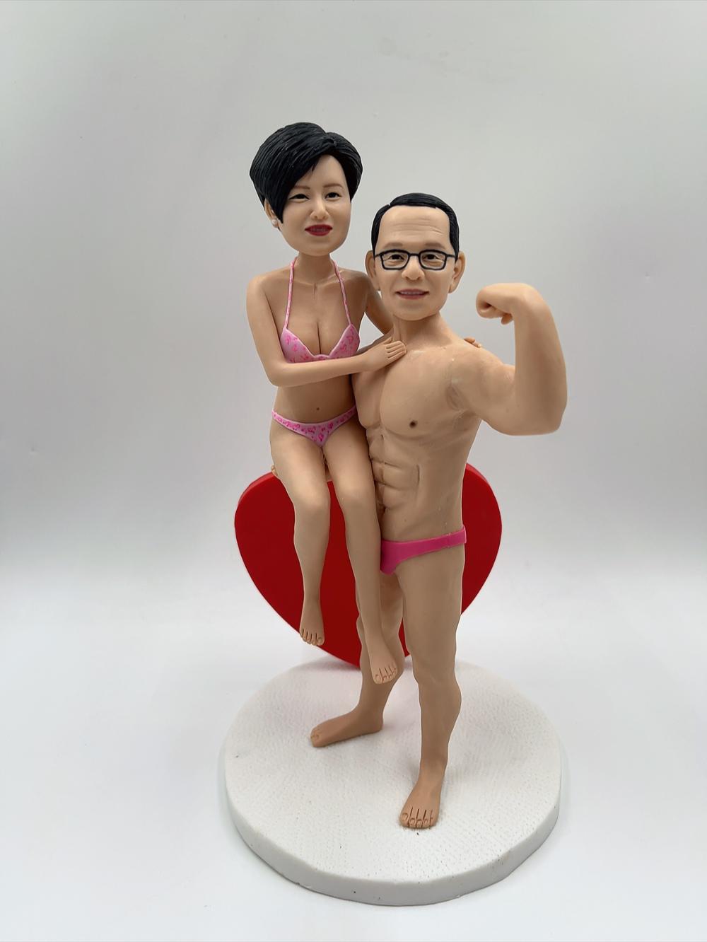 肌肉猛男與比堅尼情侶人像公仔、搞怪健身新婚人像擺設【粉紅泳衣健碩肌肉男與心形背景雙人紀念人像公仔】Muscular Bodybuilder and Bikini Couple Figurine
