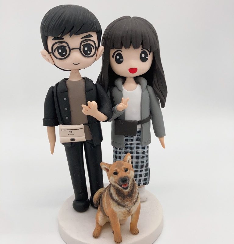 情侶人像公仔與寵物紀念公仔、柴犬家庭日常回憶禮物【情侶與可愛柴犬汪星人休閒穿搭公仔】Couple with Shiba Inu Pet Figurine