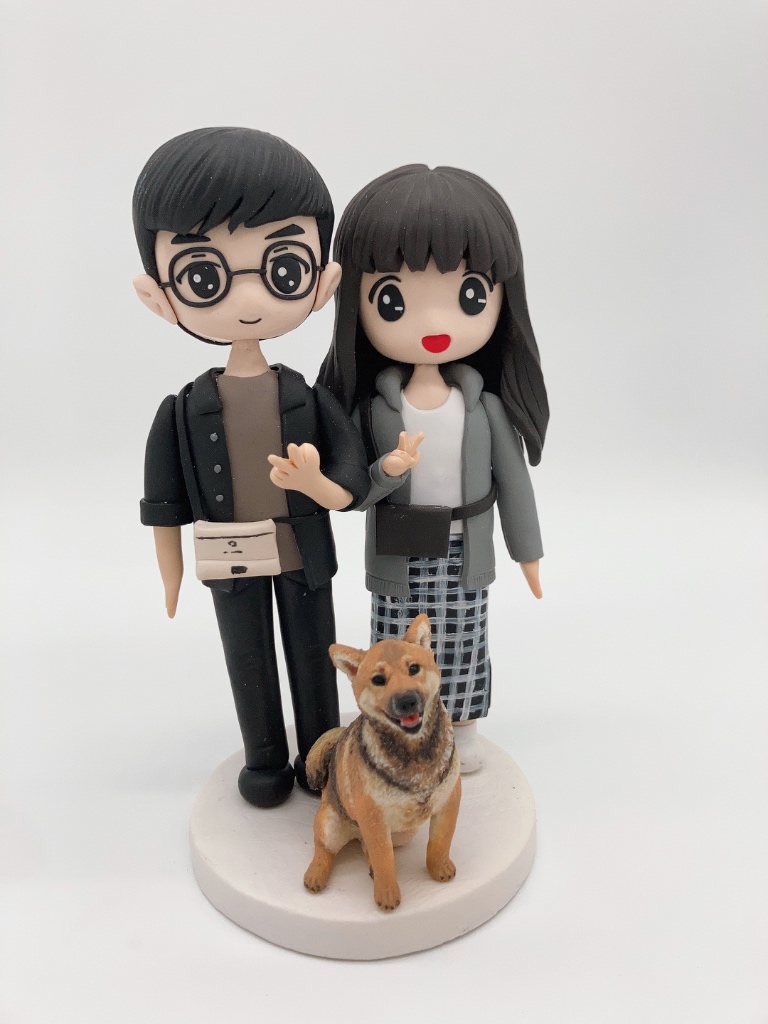 情侶人像公仔與寵物紀念公仔、柴犬家庭日常回憶禮物【情侶與可愛柴犬汪星人休閒穿搭公仔】Couple with Shiba Inu Pet Figurine