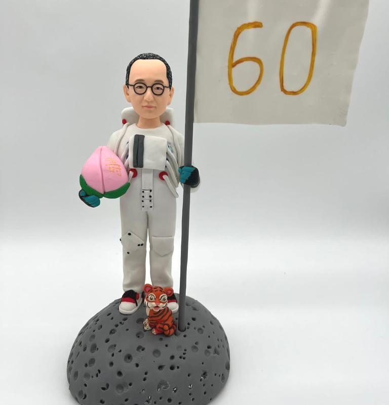 60大壽生日禮物人像公仔【登陸登六太空人月球人像公仔】太空裝造型 / 月球地景底座