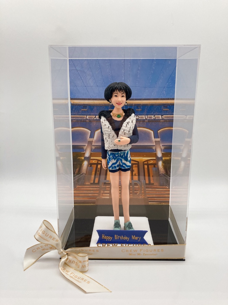 FENDI名牌時尚生日禮物、高貴女士慶生人像公仔【FENDI旗艦店背景與毛絨背心時尚造型生日紀念】Fendi Flagship Store Fashion Birthday Figurine