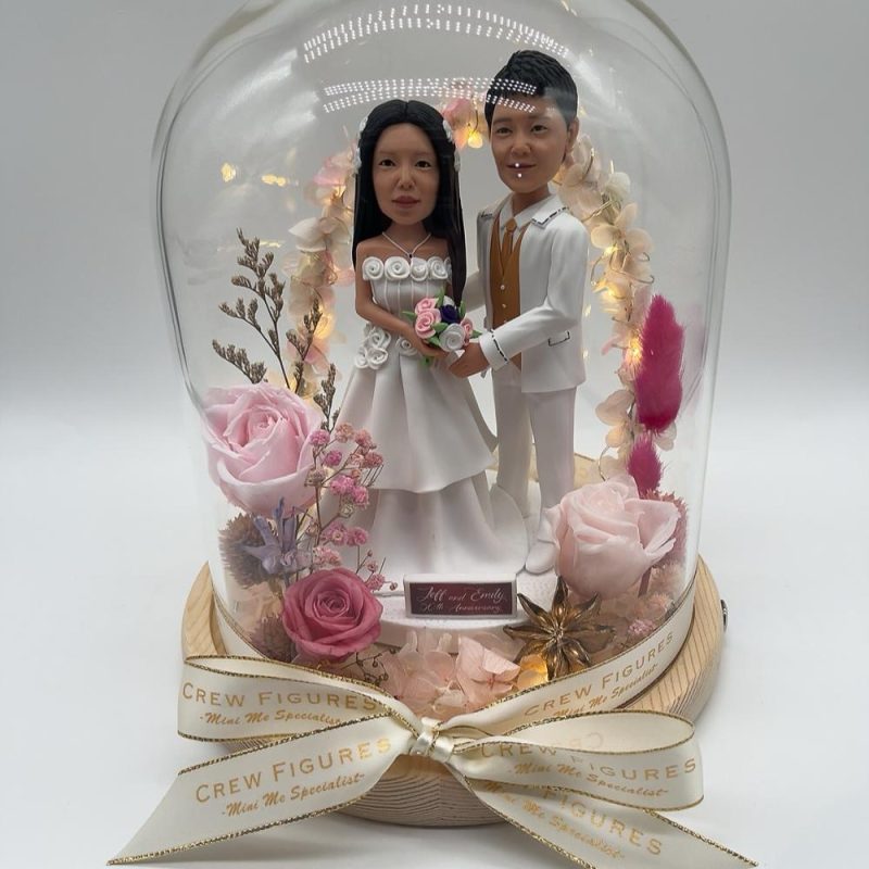 結婚紀念日禮物首選【50週年金婚永生花玻璃罩雙人立體人像公仔】白紗禮服、白色西裝、浪漫永生花燈光罩與客製化紀念公仔 Gold Anniversary Preserved Flower Glass Dome Figurine