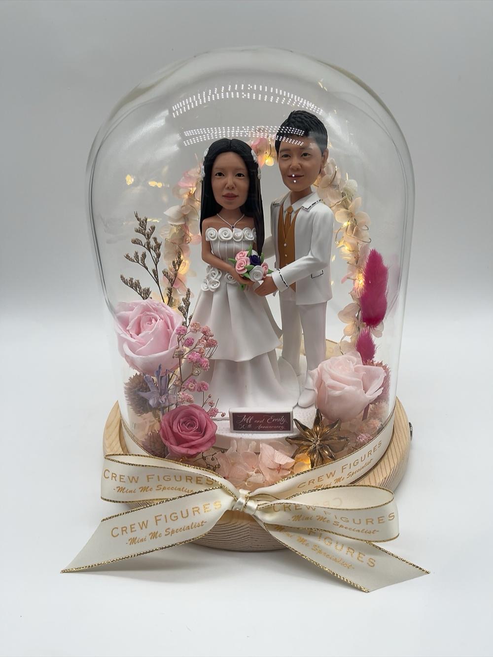 結婚紀念日禮物首選【50週年金婚永生花玻璃罩雙人立體人像公仔】白紗禮服、白色西裝、浪漫永生花燈光罩與客製化紀念公仔 Gold Anniversary Preserved Flower Glass Dome Figurine
