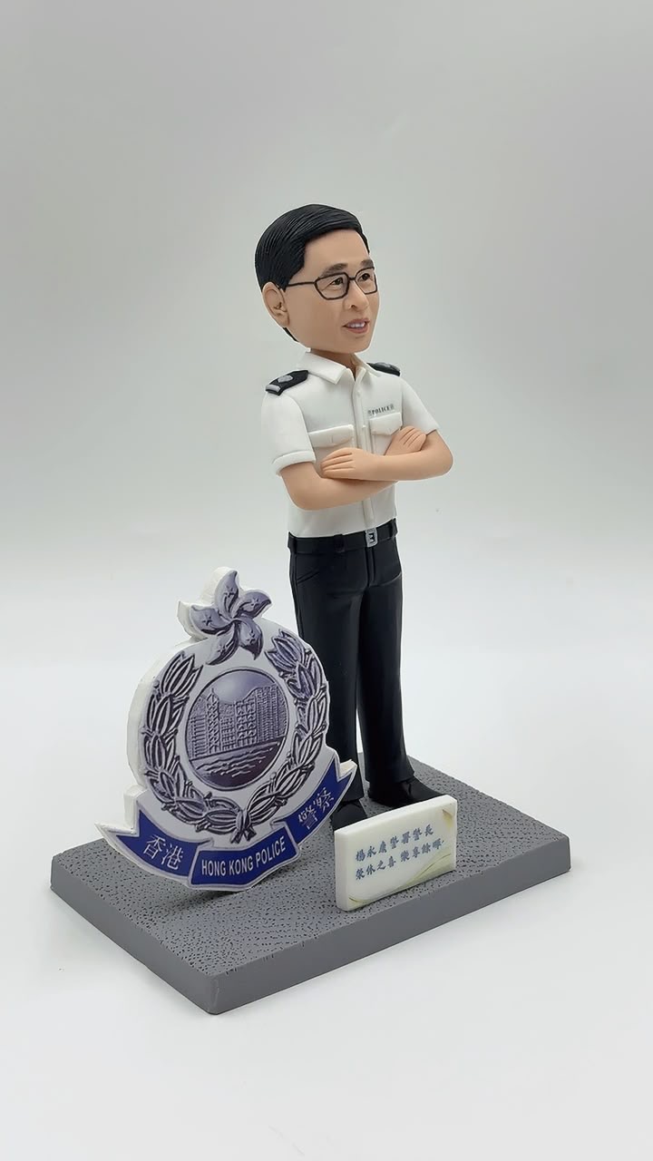 香港警察紀念品【觀塘警署警務人員人像公仔】警察榮休及內部調職紀念品 Kwun Tong Police Station Figurine - Image 3