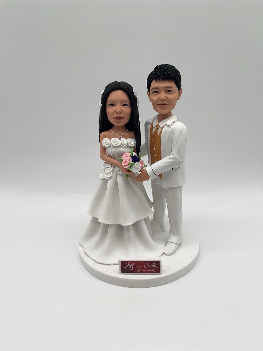結婚紀念日禮物首選【50週年金婚永生花玻璃罩雙人立體人像公仔】白紗禮服、白色西裝、浪漫永生花燈光罩與客製化紀念公仔 Gold Anniversary Preserved Flower Glass Dome Figurine - Image 3