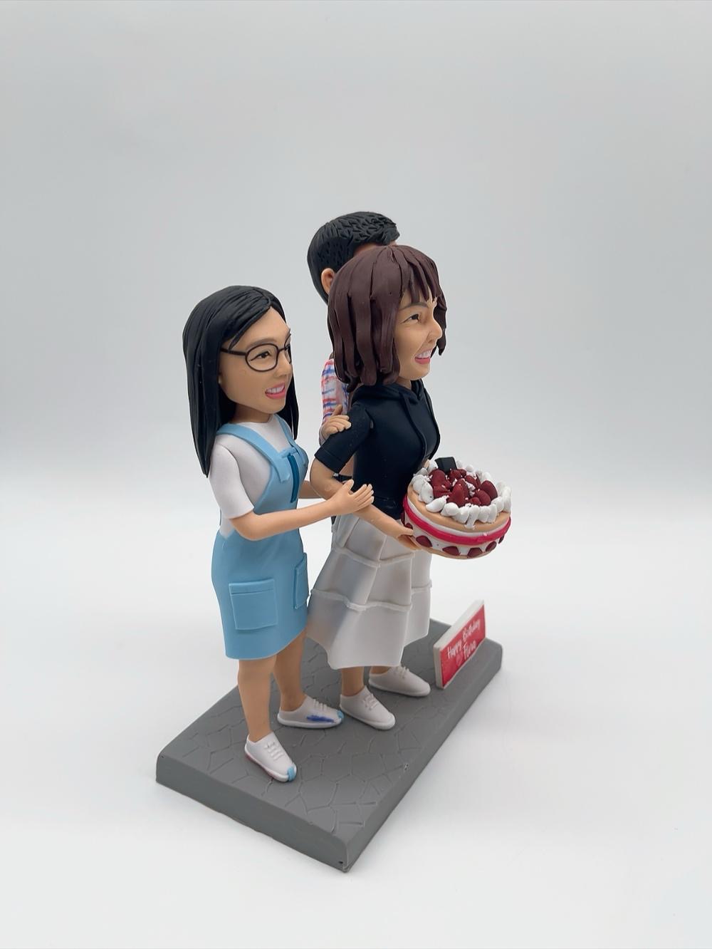 媽咪生日老婆生日禮物首選【Flora 生日快樂三人家庭慶生人像公仔】家庭合照客製化慶生公仔 Flora Birthday Family Figurine - Image 2